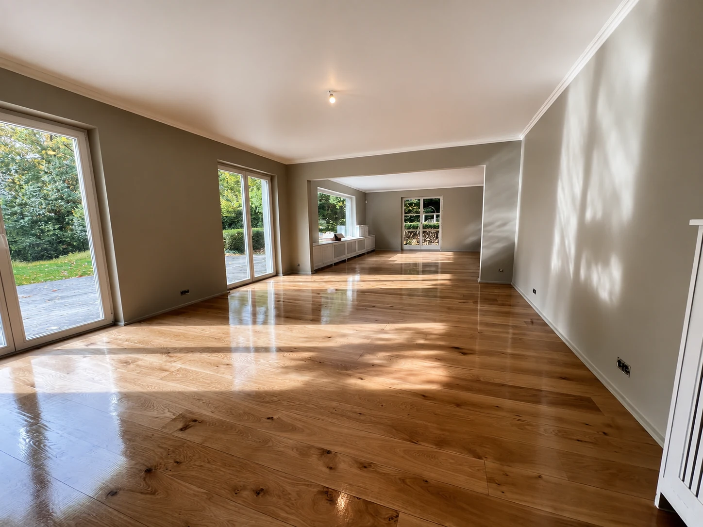 Espace de vie lumineux rénové avec parquet en bois
